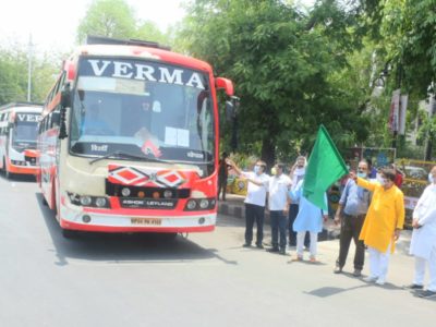 छात्र और मलयाली समाज के लोगों को भेजा केरल,पूर्व महापौर ने झंडी दिखाकर किया बसों को रवाना