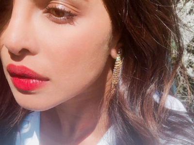 प्रियंका चोपड़ा की सूर्य को ‘Kiss’ करते हुए की सेल्फी से लेकर पति के साथ रोमांस तक की तस्वीरें