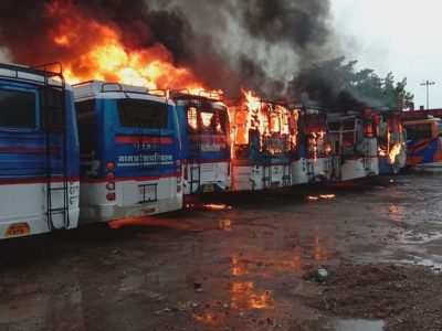 बस स्टैंड में खड़ी बसों में आगजनी, आग से सात बसे जलकर खाक