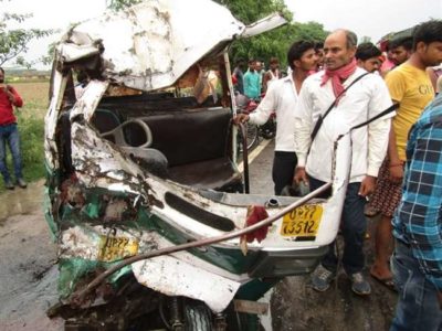 डंपर ने टेंपो को मारी टक्कर, 6 की मौत, 5 घायल