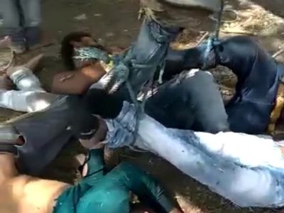 जमीन विवाद के कारण ग्रामीणों ने पांच लोगों को जमकर पीटा