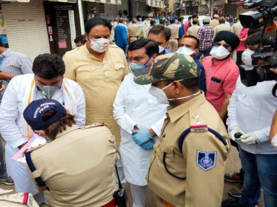 इन्दौर में नेताओं का ड्रामा जारी