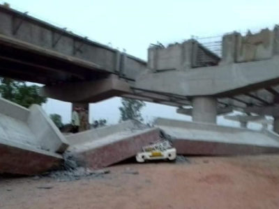 निर्माणाधीन पुल के चार स्लैब डहने से 2 की मौत