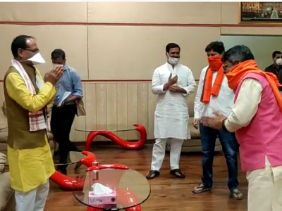 Video: सोशल डिस्टेंसिंग के साथ सीएम शिवराज सिंह ने की कैलाश विजयवर्गीय से मुलाकात