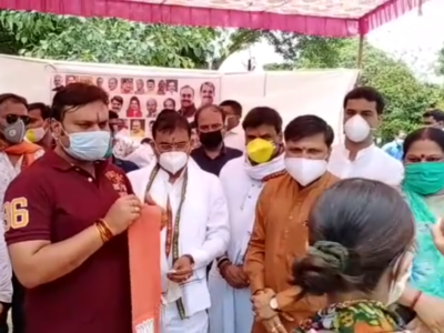 बीजेपी प्रदेशाध्यक्ष ने बांटे मास्क और सेनेटाइजर, स्वदेशी अपनाने का दिलाया संकल्प