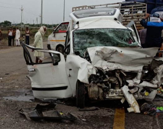 दो कारों की टक्कर में इंदौर के एक ही परिवार के 4 लोगों की मौत