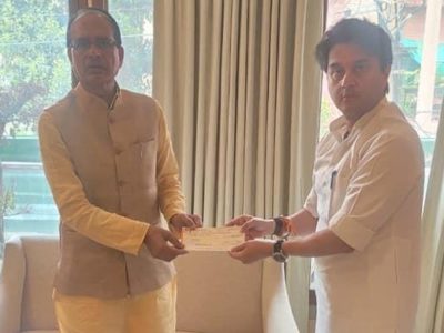 सिंधिया ने सीएम शिवराज को कोरोना राहत कार्यों के लिए दिए 30 लाख रुपए, कांग्रेस बोली- ‘तेरा तुझ को अर्पण’…