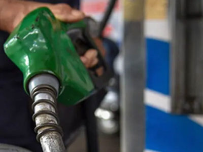 इतिहास में पहली बार पेट्रोल से महंगा हुआ डीजल, कांग्रेस विरोध में साइकिल लेकर सड़कों पर उतरी