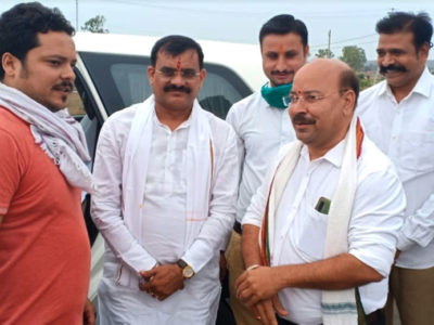 भाजपा के प्रदेश अध्यक्ष ने ससुराल जाते समय सोशल डिस्टेंसिंग तो दूर मास्क भी नहीं पहना, फोटो वायरल