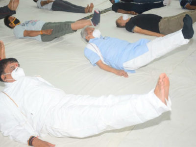 कम्युनिटी हॉल ईदगाह हिल्स पर राजनेताओं ने किया योग, देखें तस्वीरें