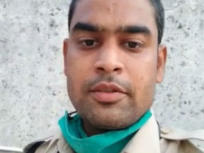 पुलिस मुख्यालय के सामने आरक्षक एक हाथ में माला लेकर अनशन पर बैठा