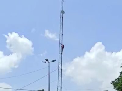 टॉवर पर चढ़ा युवक, कूदने की थी धमकी