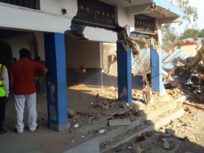 Video: नाबालिक लड़कियों का यौन शोषण करने वाले पत्रकार प्यारे मियां का अवैध मैरिज हॉल तोड़ा