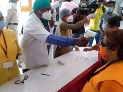 किल कोरोना के कार्यक्रम में पहुंची सांसद प्रज्ञा सिंह ठाकुर, कांग्रेस बोली- सरकार नाटक कर रही