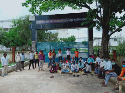 नर्मदा प्रोजेक्ट के निगमकर्मी वेतनवृद्धि की मांग को लेकर हड़ताल पर