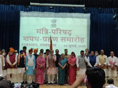 शपथ ग्रहण के बाद सोशल डिस्टेंसिंग भूली सरकार, एक मंच पर यूं खड़े थे राजनेता