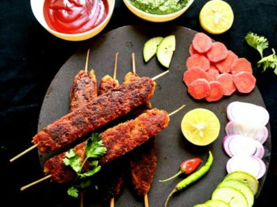 बारिश के मौसम में लें घर में बने वेजीटेरियन सीख कबाब का मजा,देखें रेसिपी
