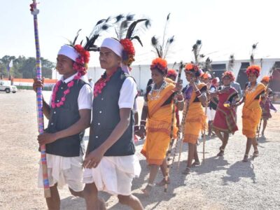 राष्ट्रीय आदिवासी नृत्य महोत्सव के दौरान जनजातीय परिधानों, गहनों, शिल्प और डिजाइनों से भी रूबरू होंगे लोग