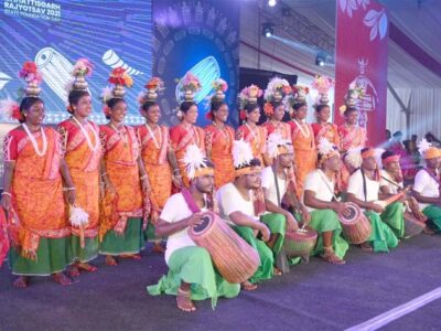 राष्ट्रीय आदिवासी नृत्य महोत्सव में संथाली लोक नृत्य ने मोहा दर्शकों का मन