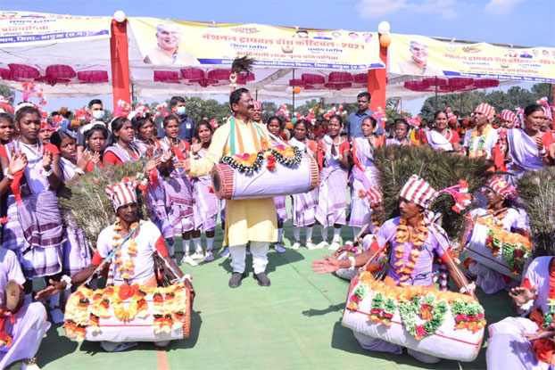 मंत्री भगत ने मांदर को दी थाप व करमा गीत गाकर किया संभाग स्तरीय आदिवासी नृत्य प्रतियोगिता का शुभारंभ