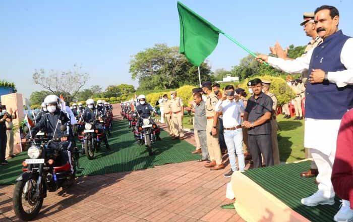 पुलिस जवानों की मोटरसाइकिल रैली को गृहमंत्री मिश्रा ने हरी झंडी दिखाकर किया रवाना