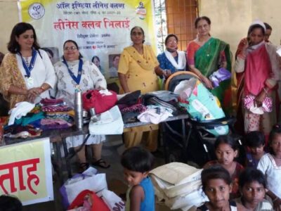 जरूरतमंदों के बीच बांटे घरेलू सामान, व्हील चेयर भी दी