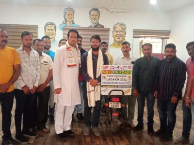 वैक्सीनेशन को लेकर जागरूकता लाने लूना पर ही निकल पड़े गोपाल शर्मा, विकास उपाध्याय ने किया सम्मानित