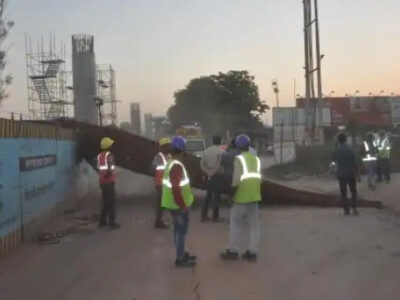 मेरठ-दिल्ली रैपिड रेल: हाईवे पर गिरा 20 फिट लंबा स्टील फाउंडेशन, बाल-बाल बचीं बस-कारें