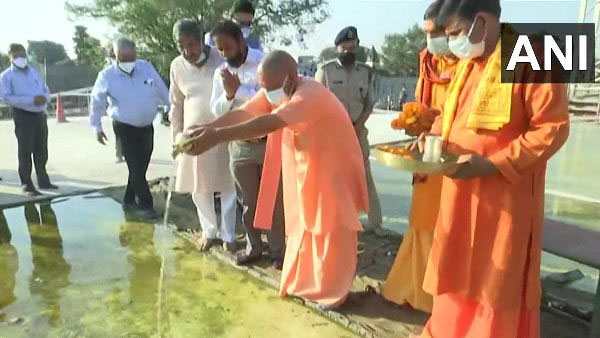 सीएम योगी ने अयोध्या में श्रीराम जन्मभूमि पर काबुल नदी के जल से किया जलाभिषेक