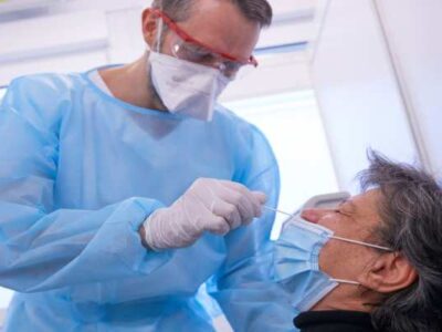 इंग्लैंड में टीके की दोनों खुराक ले चुके लोगों को मिलेगी सस्ती कोविड जांच