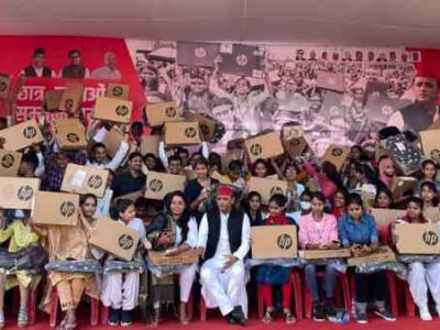 अखिलेश यादव ने छात्र-छात्राओं को बांटे लैपटॉप, BJP से पूछा- साढ़े चार साल से कौन सी टैबलेट दे रहे आप