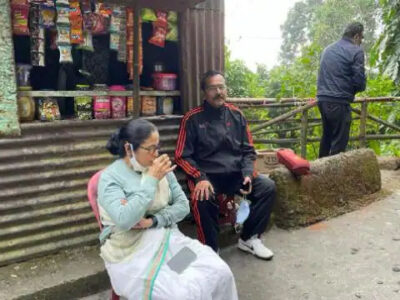 CM ममता बनर्जी सड़क किनारे चाय पी और लोगों से जाना हालचाल