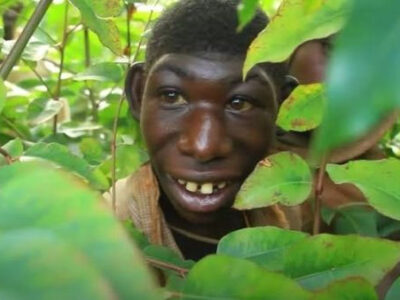 जंगल छोड़ इंसानों के बीच लौट आया रियल लाइफ मोगली, सूट-बूट पहनकर चल निकला स्कूल 