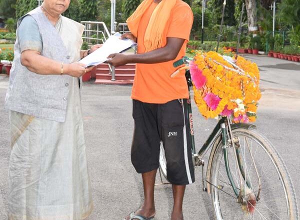 तीन सौ किलोमीटर की साइकिल यात्रा करके आए पार्षद नायक की समस्याओं से राज्यपाल हुई अवगत