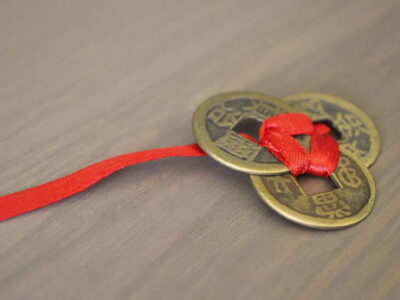 आखिर क्यों घरों में लगाए जाते हैं लाल रिबन में बंधे ये सिक्के ?