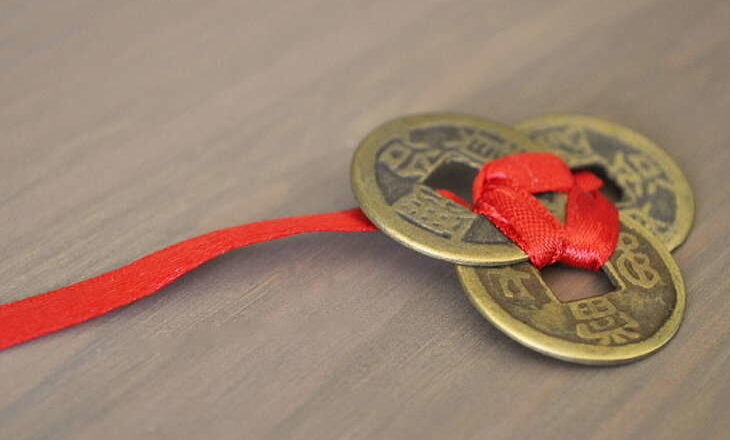 आखिर क्यों घरों में लगाए जाते हैं लाल रिबन में बंधे ये सिक्के ?