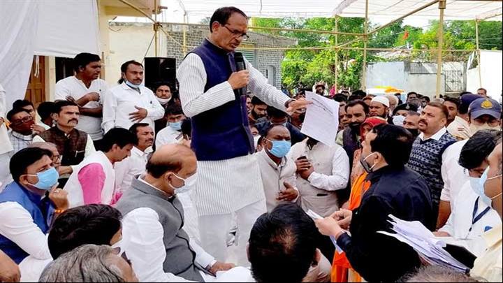 मुख्यमंत्री चौहान ने ग्राम जैत में सपत्नीक नर्मदा मैया की पूजा-अर्चना की