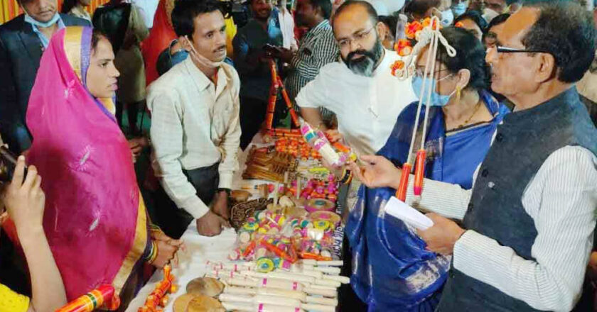 मुख्यमंत्री शिवराज सिंह चौहान सपत्नीक बुधनी टॉय फेस्टिवल में पहुंचे