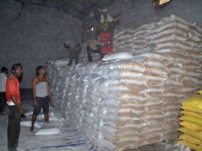 यूरिया खाद के अवैध भण्डारण पर छापा, 893 कट्टे जब्त