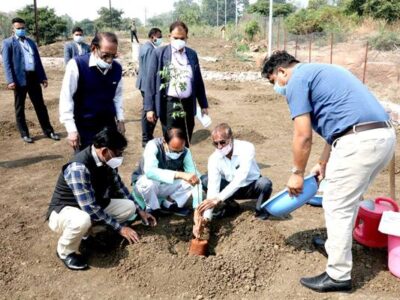 मुख्यमंत्री चौहान ने स्मार्ट उद्यान में किया पौधा-रोपण