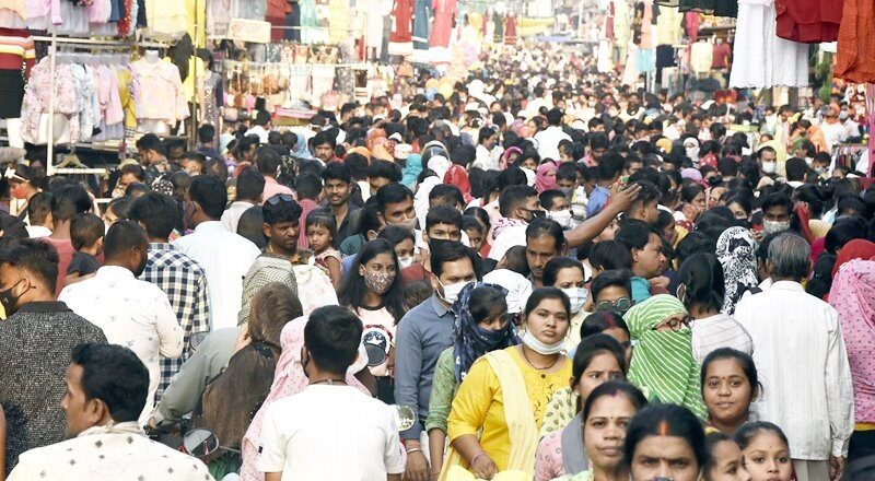 धनतेरस के पहले ही बाजार ठसाठस,भूले लोग कोरोना