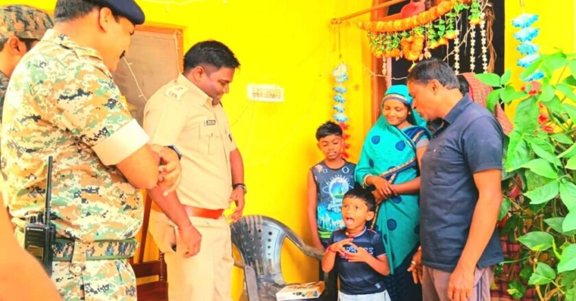 दीपावली के अवसर पर पुलिस कप्तान गिरिजा शंकर पहुँचे शहीद परिवारों के घर