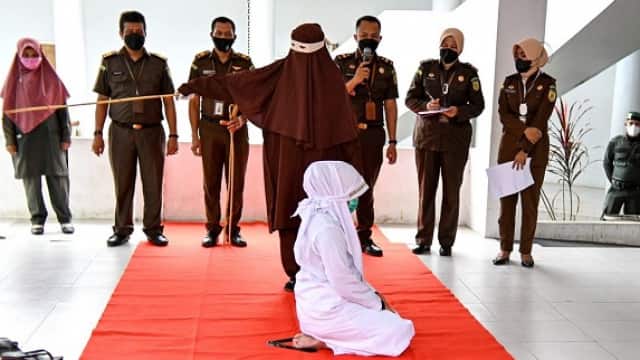 गैर मर्द के साथ संबंध बनाए तो महिला को मिली कोड़े खाने की सजा