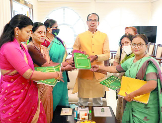 सीएम को सौंपी प्रदेश में घरेलु कामकाजी महिलाओं की स्थिति पर बनी रिपोर्ट