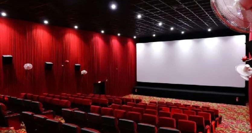 गृहमंत्री ने सिनेमाघर मालिको को दिया 100 फीसद सीटों पर बुकिंग आश्वासन