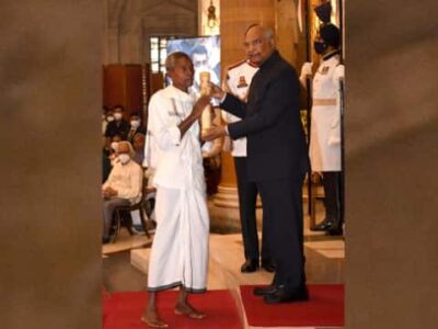 पद्मश्री पुरस्कार लेने नंगे पांव पहुंचे हरेकला हजब्बा, तालियों से गूंजा दरबार हॉल