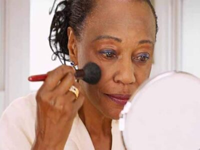 50 के बाद ब्यूटी और मेकअप प्रोडक्ट्स का सावधानी से करे चुनाव