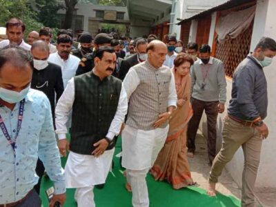 रक्षा मंत्री राजनाथ सिंह ने मां पीतांबरा के दर पर टेका माथा