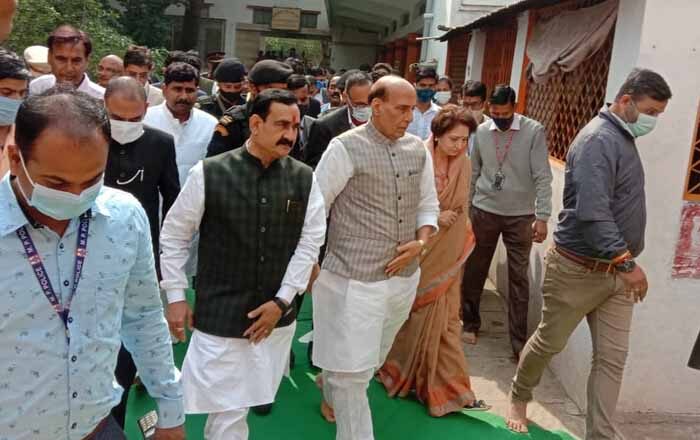 रक्षा मंत्री राजनाथ सिंह ने मां पीतांबरा के दर पर टेका माथा