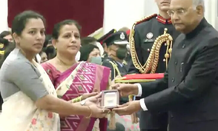 शहीद कर्नल संतोष बाबू को मरणोपरांत महावीर चक्र से सम्मानित